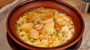 Попробуйте в качестве праздничной горячей закуски... суп!
СЛИВОЧНЫЙ СУП С КРАСНОЙ РЫБОЙ