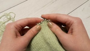 Повязка на голову с перехлестом необычным способом. Мастер-класс. Вязание спицами