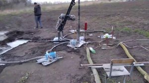 Мощный самоизлив из скважины