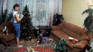 Для детей - наряжаем елку, готовимся к новому году Челлендж кто быстрей нарядит елку.