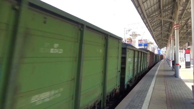 Тепловоз 2М62У-0083 с грузовым поездом, станция "МЦК" Бульвар Рокоссовского смотреть онлайн