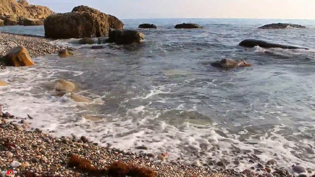 Море зимнее. Дикий пляж на мысе Меганом
