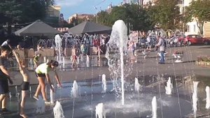 Дети купаются в фонтане на пр  Почтовом в Кривом Роге