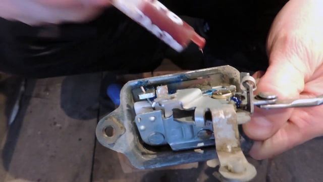 Гремит 5ая дверь? Решено! Subaru Forester SF. смотреть онлайн