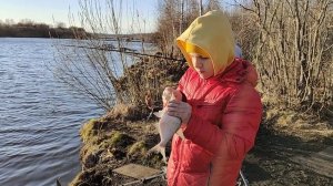Обучаю снимать рыбу с крючка.