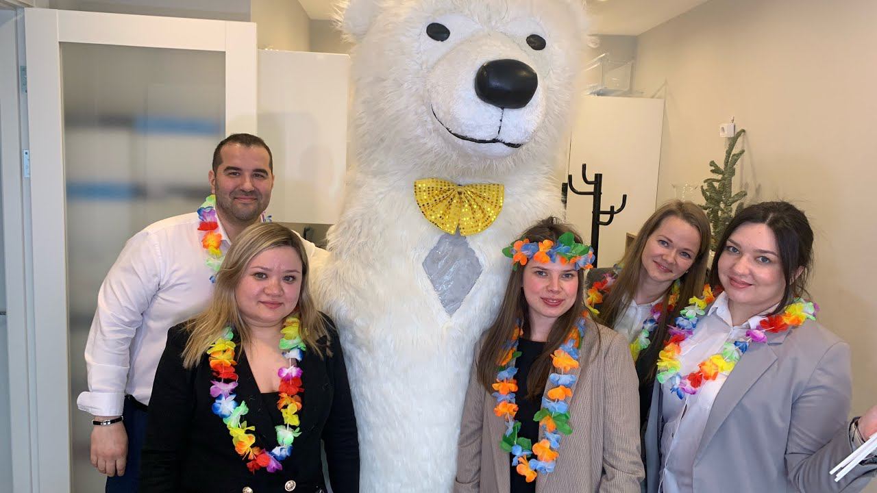 Коллеги Поздравили Сотрудницу: Новый Взгляд на Празднование Дня Рождения! смотреть онлайн