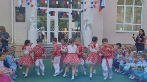подготовительная группа "Звёздочки"  танец "Кадриль"