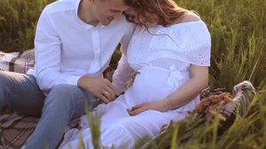 Беременная фотосессия в поле. В ожидании чуда:) (Pregnancy photo shoot: mini-video)