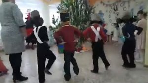 "Новогодний хоровод" (муз. и сл. Т. Хижинской) в детском саду