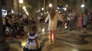 Испания. Танцы на улицах Аликанте.