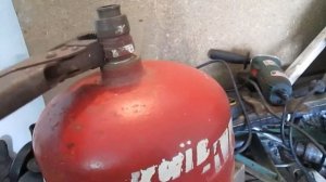 Как безопасно разобрать газовый баллон. Замена крана на современный.