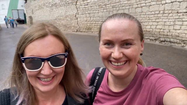 АНЯШИК с друзьями в Пскове. Кремль. Уличные музыканты. Танцы. Рэп-трио "Магадан" смотреть онлайн