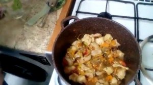 Картофельный соус с мясом и грибами.