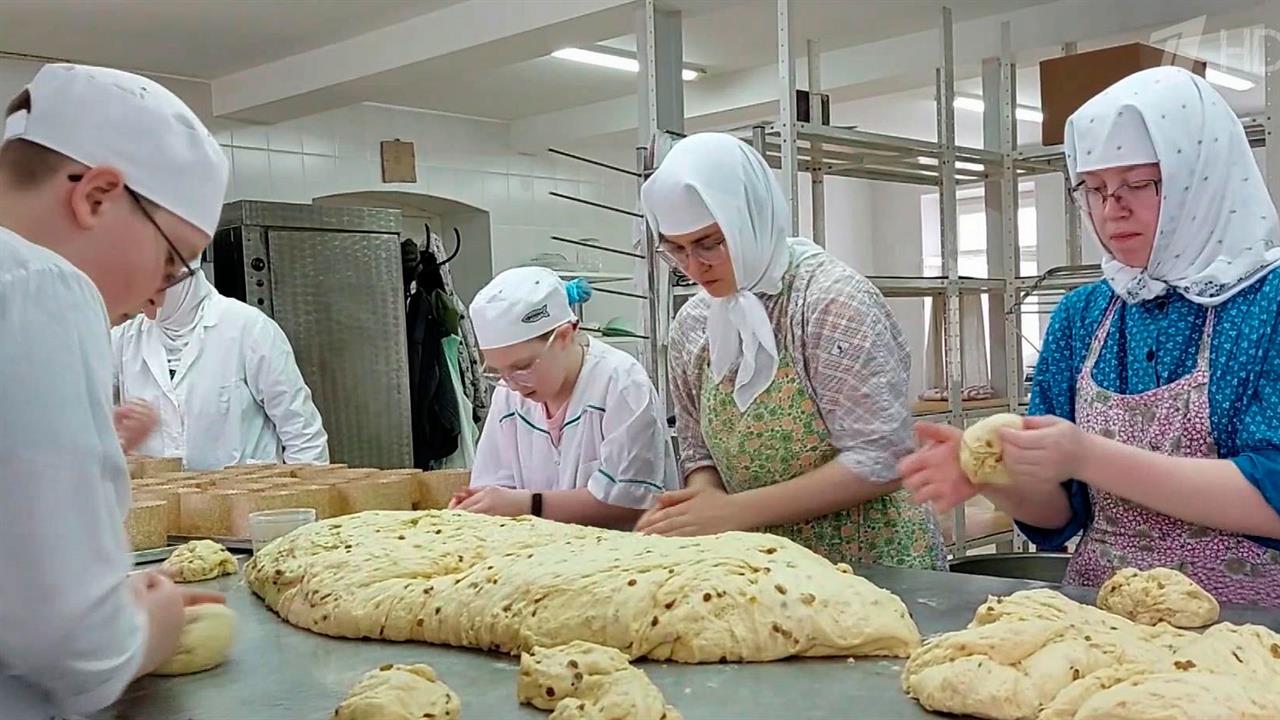 Пасхальные куличи на передовую шлют со всей страны, а часть военные повара пекут сами.