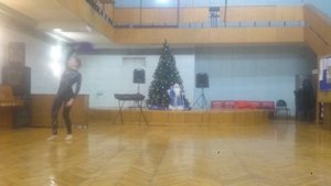 Акробатический номер с вертушкой - танец под дождем