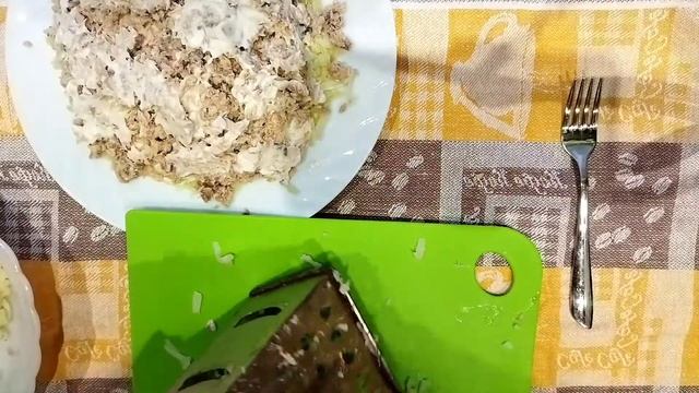 Салат с горбушей. Салат с рыбной консервой. Салат с рыбой. Простой бюджетный салат