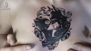 ТАТУИРОВКА Бэтмен и женщина кошка на груди у красотки.Batman and the woman is a cat on the chest .