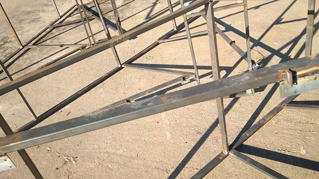 Сегменты крыши теплички 3 на 9 метров из профтрубы сварены. Общая высота 4,8 метра.