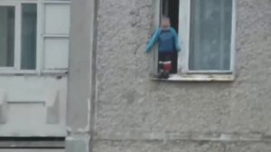 Ребенок в открытом окне на 8 этаже