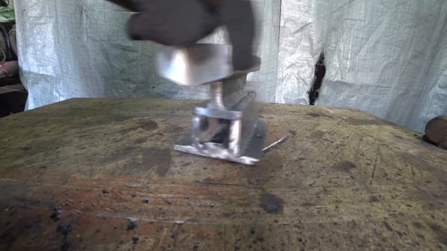 ПРЕВРАЩАЕМ РЕЛЬСУ В МОЩНЫЕ ТИСКИ / Turning the rail into a powerful vice смотреть онлайн