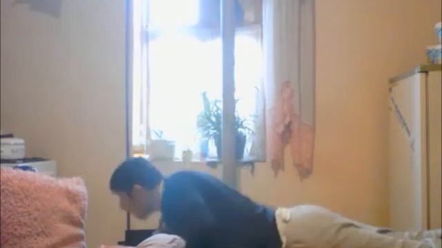 ЛФК. Лёжа на животе на кушетке упражняю спинные мышцы смотреть онлайн