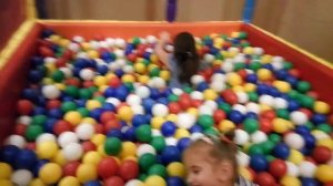 Дети прыгают в бассейн с мячами