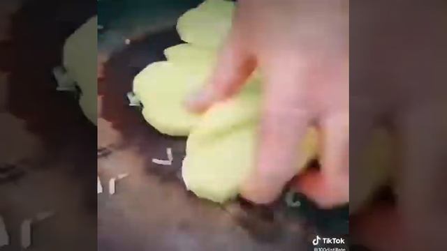 КАРТОШЕЧКА С КУРИЦЕЙ В СОБСТВЕННОМ СОКУ, ЗАПЕЧЕННАЯ В ГОРШОЧКЕ. смотреть онлайн