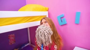 Строим Секретные Домики Под Кроватью! Мальчики VS Девочки || Цветной Челлендж