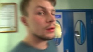 Мужчина ждет в салоне!