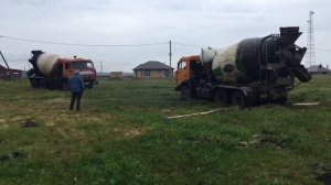 Кто кого? Миксер 7 кубов застрял при заливке. 2