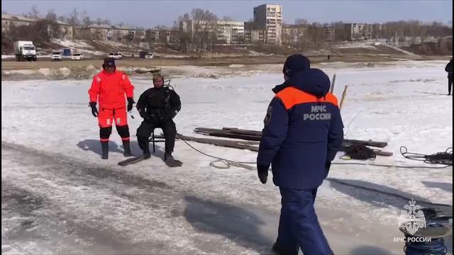 В Амурске спасатели МЧС России проводят обследование места провала автомобиля под лёд
