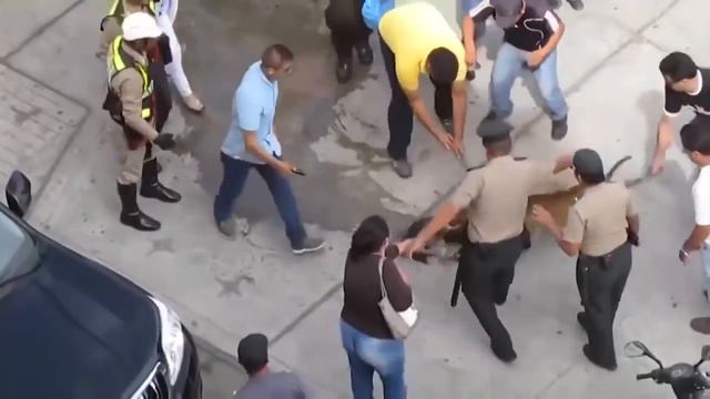 Еще такого не видели! Более 3 ех минут никто не смог разделить собаку! смотреть онлайн