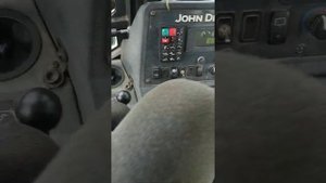 видеообзор экскаватора погрузчика Джондир 315 SL .