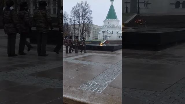 Нижний Новгород . Смена караула у вечного огня в кремле. смотреть онлайн