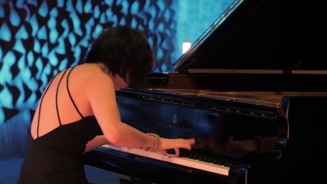 Brahms Ungarischer Tanz Nr. 1 – Claire Huangci | Elbphilharmonie Sessions смотреть онлайн