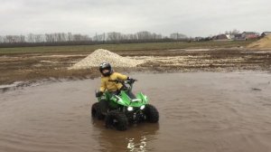 Детский квадроцыкл по лужам
