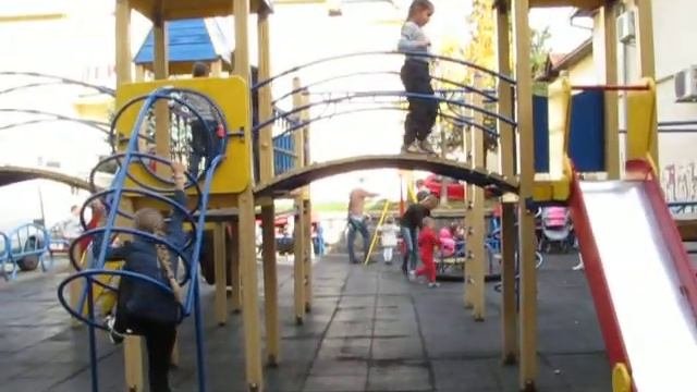 прогулка с детьми на детской площадке