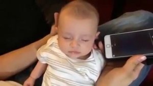 Самый простой способ успокоить ребенка. Реакция младенца на чтение Корана!!!