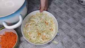 Квашеная капуста хрустящая и сочная очень простой рецепт бабушки)