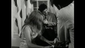 Жаклин дю Пре играет на рояле, рядом Зубин Мета и Даниэль Баренбойм