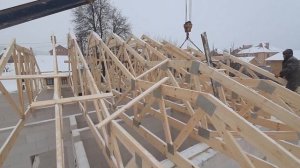 Поднимаем стропильные фермы в Подольске