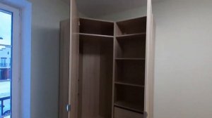Распашной шкаф Лион с полностью зеркальной дверью и выдвижными ящиками.