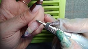 Как ?исправить  кривой  ноготь с помощью  верхних форм. Поднимаю клюющий ноготь