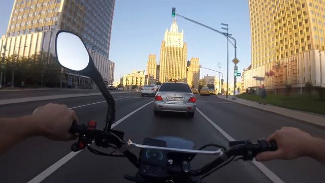 Мощный электроскутер кастом в стиле кафе рейсер