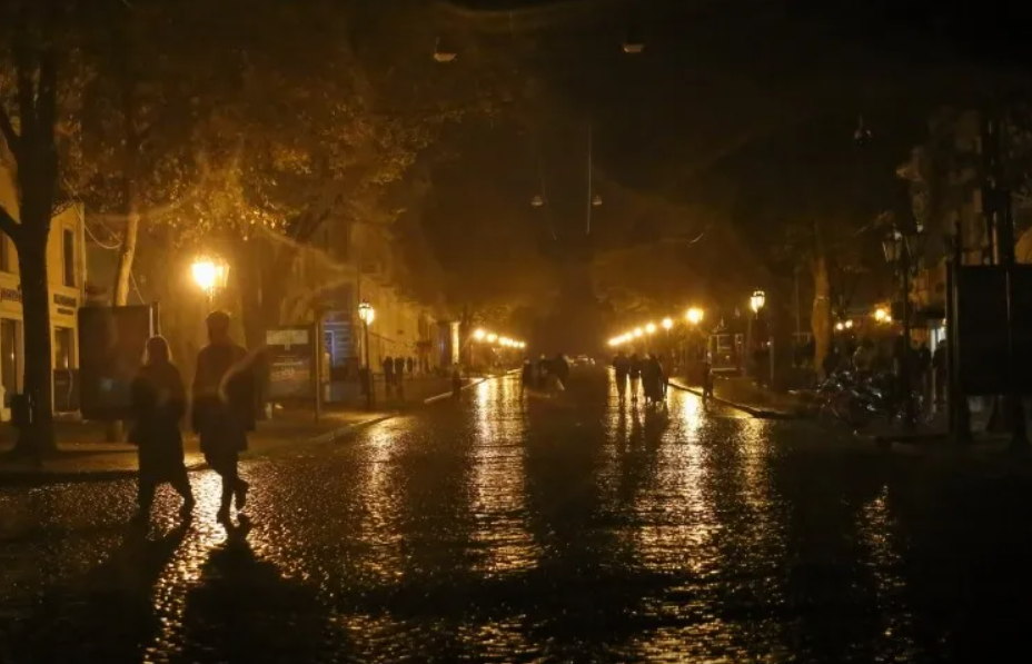 Жители Одессы вторые сутки живут без света после ударов по энергообъектам
