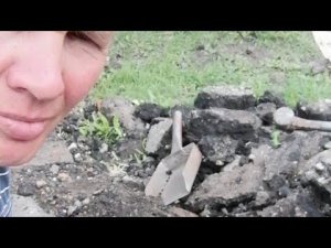 Дробим, крошим  асфальт обычным молотком.