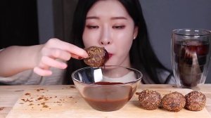 ASMR CHOCOLATE FEAST ? RICH CHOCOLATE STUFFED BALLS! NUTELLA MAPLE SAUCE_Fume