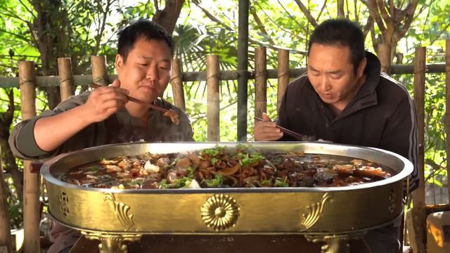 一整塊羊肚，二弟做“羊雜火鍋”，香辣入味，吃的滿頭大汗｜Mukbang【鐵鍋視頻】
