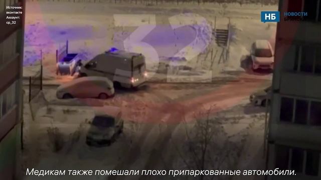 В Брянске машина скорой помощи увязла в снежной каше во дворе многоэтажки