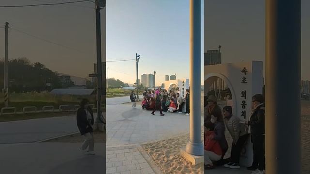 Туристы фоткаются на пляже в Сокчо Корея. Photo at Sokcho beach, Korea.